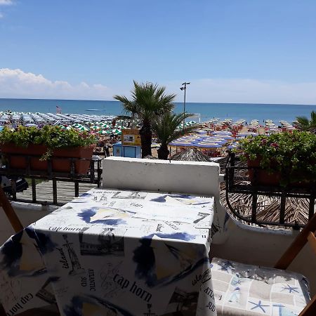 Appartamento Frontemare Azzurra كاوْرلي المظهر الخارجي الصورة